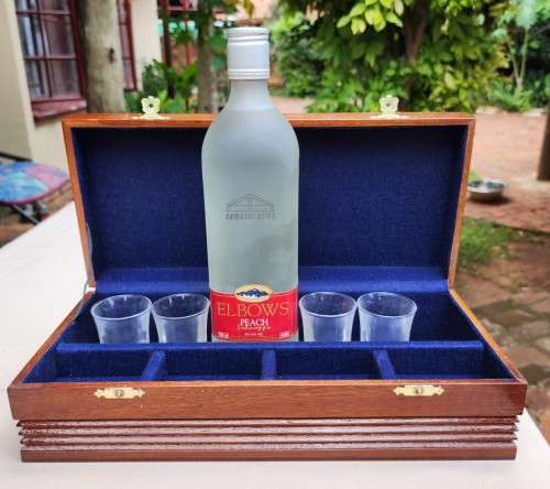 ARBEID ADEL ELBOWS PEACH SCHNAPPS 750ML BOTTLE WITH 4 FRENCH MADE SHOT GLASSES IN WOODEN CASE