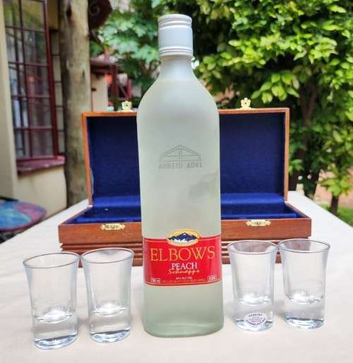 ARBEID ADEL ELBOWS PEACH SCHNAPPS 750ML BOTTLE WITH 4 FRENCH MADE SHOT GLASSES IN WOODEN CASE