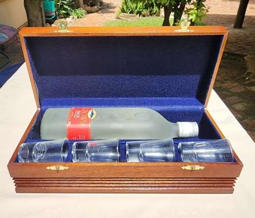 ARBEID ADEL ELBOWS PEACH SCHNAPPS 750ML BOTTLE WITH 4 FRENCH MADE SHOT GLASSES IN WOODEN CASE