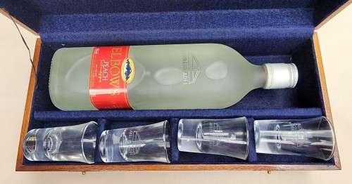 ARBEID ADEL ELBOWS PEACH SCHNAPPS 750ML BOTTLE WITH 4 FRENCH MADE SHOT GLASSES IN WOODEN CASE