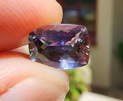 DAZZLING 2,07CT GREENISH BLUE VIOLET TANZANITE GEMSTONE FROM THE SLOPES OF KILOMANJARO