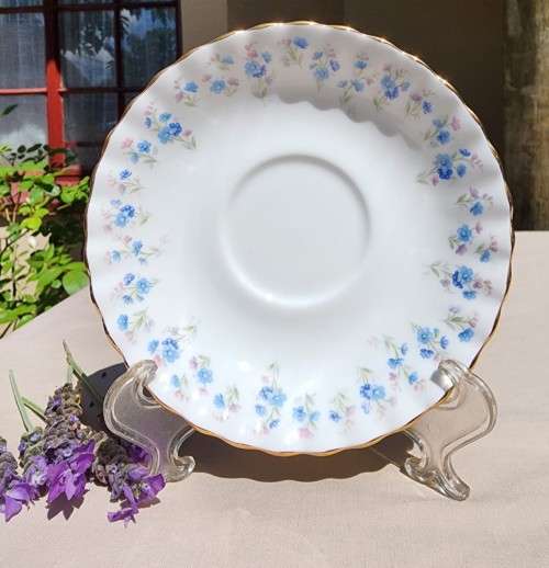 ROYAL ALBERT VINTAGE 1960S-1970S MEMORY LANE PATTERN TRIO 7TH OF 9 ON AUCTION