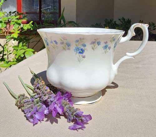 ROYAL ALBERT VINTAGE 1960S-1970S MEMORY LANE PATTERN TRIO 7TH OF 9 ON AUCTION
