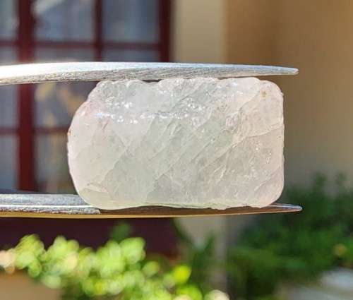 NATURAL ROUGH PIECE OF WHITE CORUNDUM (WHITE SAPPHIRE) 3,77G PIECE FROM AFRICA
