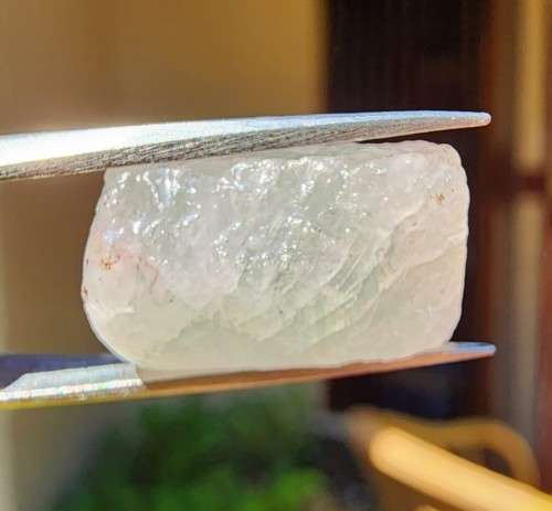 NATURAL ROUGH PIECE OF WHITE CORUNDUM (WHITE SAPPHIRE) 3,77G PIECE FROM AFRICA