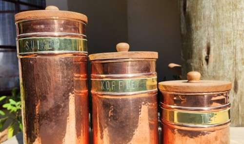 SET OF COPPER AND BRASS KITCHEN CANISTERS: SUIKER, KOFFIE EN TEE