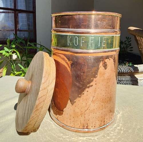 SET OF COPPER AND BRASS KITCHEN CANISTERS: SUIKER, KOFFIE EN TEE
