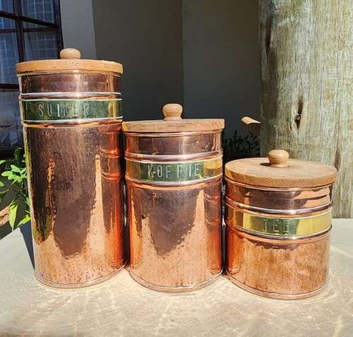 SET OF COPPER AND BRASS KITCHEN CANISTERS: SUIKER, KOFFIE EN TEE