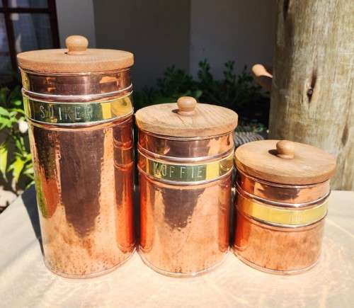 SET OF COPPER AND BRASS KITCHEN CANISTERS: SUIKER, KOFFIE EN TEE