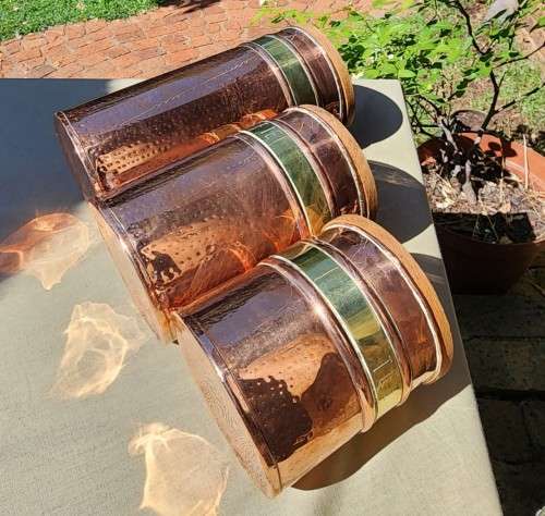 SET OF COPPER AND BRASS KITCHEN CANISTERS: SUIKER, KOFFIE EN TEE