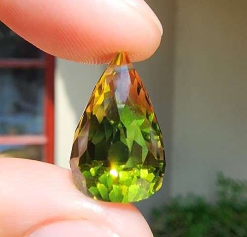 MESMORIZING YELLOW GREEN HYDROTHERMAL SYNTHETIC 13,45CT QUARTZ GEMSTONE WITH BEAUTIFUL BRIOLETTE CUT