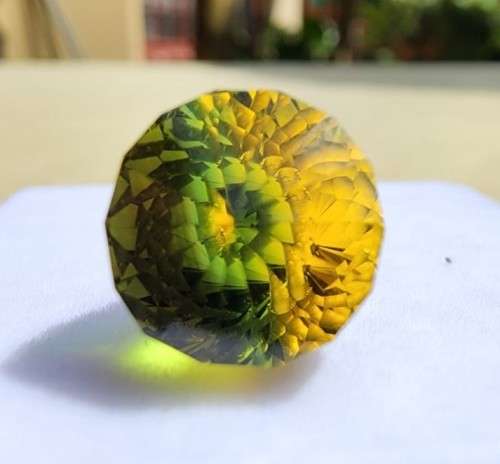 MESMORIZING YELLOW GREEN HYDROTHERMAL SYNTHETIC 13,45CT QUARTZ GEMSTONE WITH BEAUTIFUL BRIOLETTE CUT