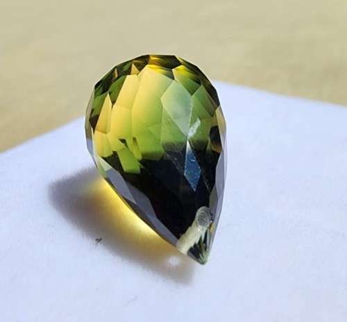 MESMORIZING YELLOW GREEN HYDROTHERMAL SYNTHETIC 13,45CT QUARTZ GEMSTONE WITH BEAUTIFUL BRIOLETTE CUT
