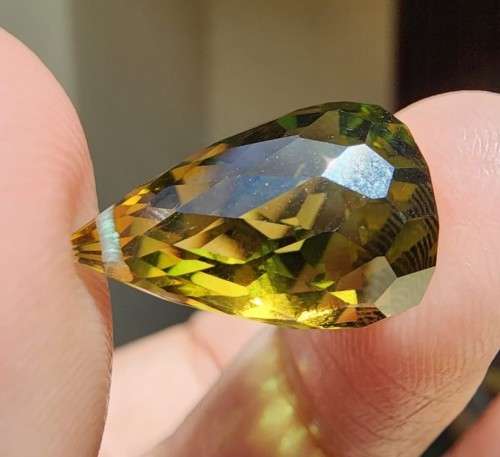 MESMORIZING YELLOW GREEN HYDROTHERMAL SYNTHETIC 13,45CT QUARTZ GEMSTONE WITH BEAUTIFUL BRIOLETTE CUT
