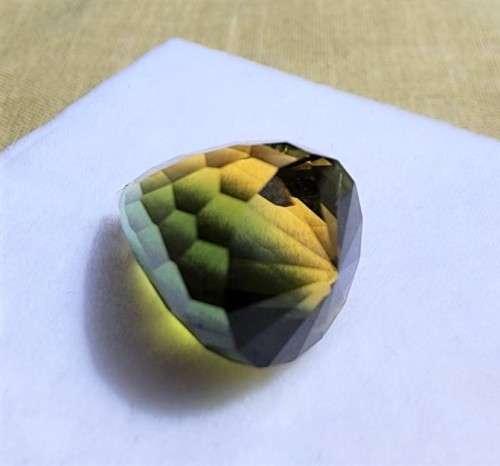 MESMORIZING YELLOW GREEN HYDROTHERMAL SYNTHETIC 13,45CT QUARTZ GEMSTONE WITH BEAUTIFUL BRIOLETTE CUT