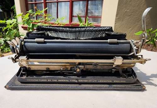 IMPERIAL THE GOOD COMPANION TYPEWRITER FROM 1942 (SERIAL EE059)