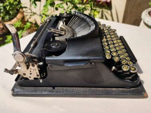 IMPERIAL THE GOOD COMPANION TYPEWRITER FROM 1942 (SERIAL EE059)