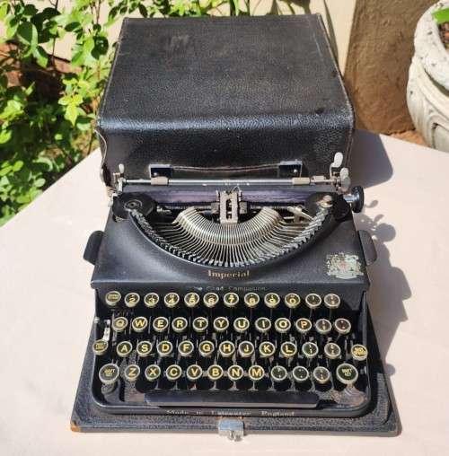 IMPERIAL THE GOOD COMPANION TYPEWRITER FROM 1942 (SERIAL EE059)