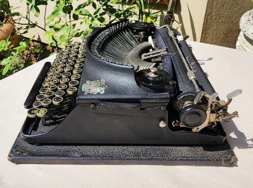 IMPERIAL THE GOOD COMPANION TYPEWRITER FROM 1942 (SERIAL EE059)