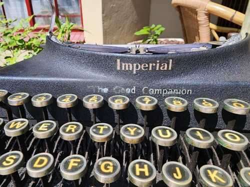 IMPERIAL THE GOOD COMPANION TYPEWRITER FROM 1942 (SERIAL EE059)