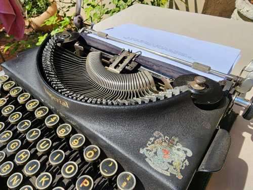 IMPERIAL THE GOOD COMPANION TYPEWRITER FROM 1942 (SERIAL EE059)