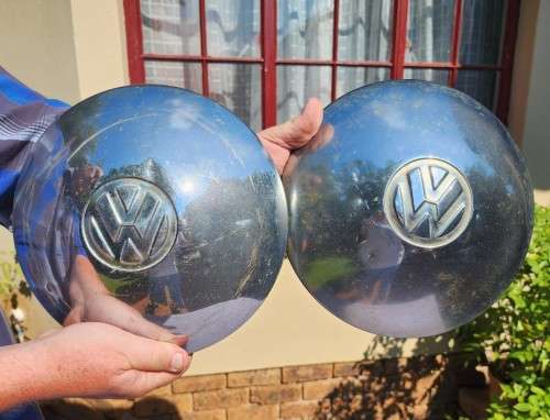 TWO 1950S VW DOME STYLE CHROMED HUBCAPS  24,7CM DIAMETER 7,6CM HIGH TO FIT VW BEETLE (1954-1965)