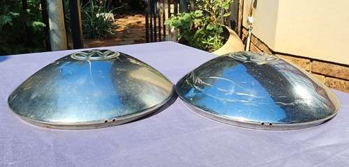 TWO 1950S VW DOME STYLE CHROMED HUBCAPS  24,7CM DIAMETER 7,6CM HIGH TO FIT VW BEETLE (1954-1965)