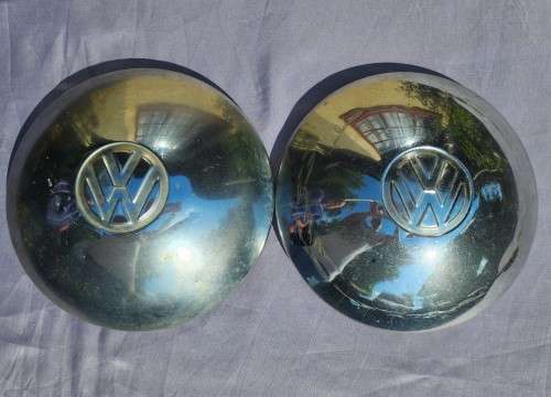 TWO 1950S VW DOME STYLE CHROMED HUBCAPS  24,7CM DIAMETER 7,6CM HIGH TO FIT VW BEETLE (1954-1965)