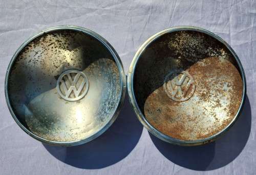 TWO 1950S VW DOME STYLE CHROMED HUBCAPS  24,7CM DIAMETER 7,6CM HIGH TO FIT VW BEETLE (1954-1965)
