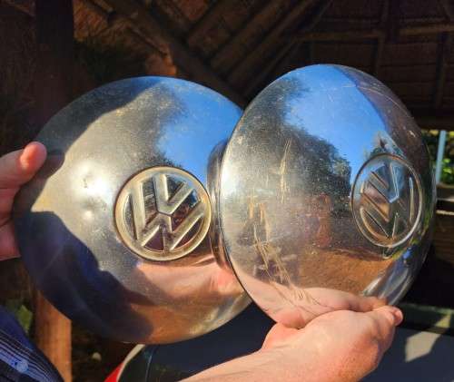 TWO 1950S VW DOME STYLE CHROMED HUBCAPS  24,7CM DIAMETER 7,6CM HIGH TO FIT VW BEETLE (1954-1965)