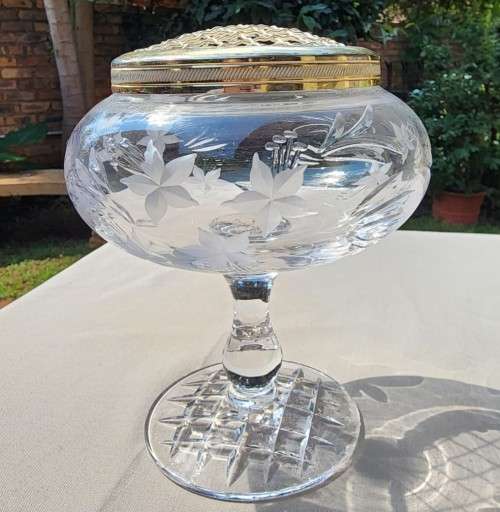 A RINGING AND SINGING CHRYSTAL CUT GLASS ROSE BOWL BY ROYAL DOULTON