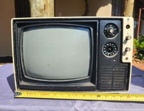 VINTAGE 1970S NATIONAL SOLID STATE PORTABLE BLACK AND WHITE TV