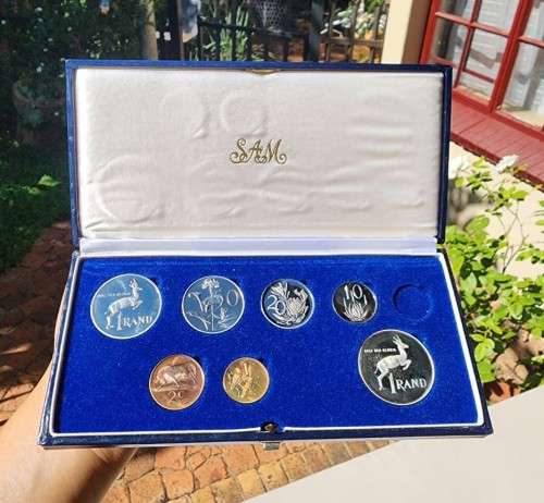 ONLY 11000 MINTED WITH A DOUBLE R1 SILVER (0.80 SILVER) COIN! A RARE SA 1984 SHORT PROOF COIN SET IN
