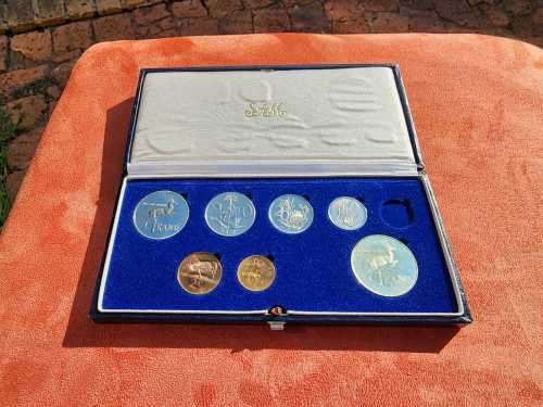 ONLY 11000 MINTED WITH A DOUBLE R1 SILVER (0.80 SILVER) COIN! A RARE SA 1984 SHORT PROOF COIN SET IN