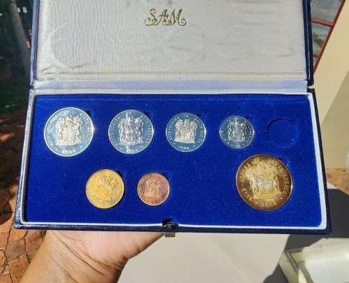 ONLY 11000 MINTED WITH A DOUBLE R1 SILVER (0.80 SILVER) COIN! A RARE SA 1984 SHORT PROOF COIN SET IN