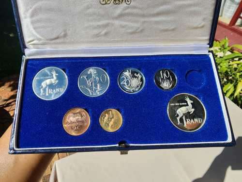 ONLY 11000 MINTED WITH A DOUBLE R1 SILVER (0.80 SILVER) COIN! A RARE SA 1984 SHORT PROOF COIN SET IN