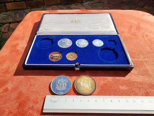 ONLY 11000 MINTED WITH A DOUBLE R1 SILVER (0.80 SILVER) COIN! A RARE SA 1984 SHORT PROOF COIN SET IN