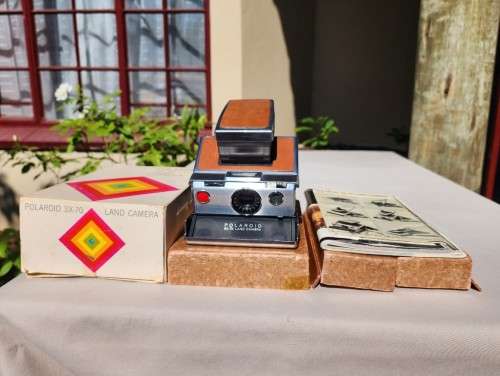 COOL RETRO SLIM FOLDABLE POLAROID SX-70 INSTANT FILM BROWN MODEL 1 CAMERA FROM 1973