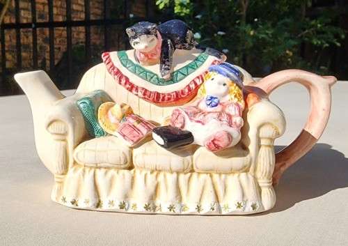 CUTE SOFA SHAPED TEAPOT WITH BLACK CAT SITTING ON LID