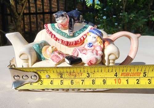 CUTE SOFA SHAPED TEAPOT WITH BLACK CAT SITTING ON LID
