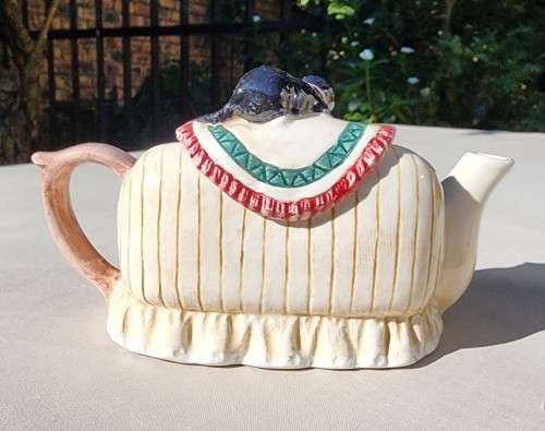 CUTE SOFA SHAPED TEAPOT WITH BLACK CAT SITTING ON LID