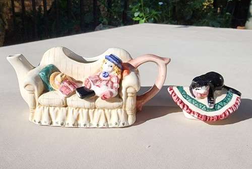 CUTE SOFA SHAPED TEAPOT WITH BLACK CAT SITTING ON LID