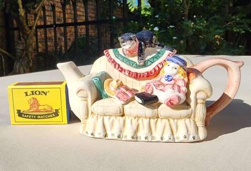 CUTE SOFA SHAPED TEAPOT WITH BLACK CAT SITTING ON LID