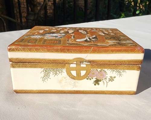 ANTIQUE SATSUMA JAPANESE MEIJI ERA (1868-1912) MILLEFLEUR BOX WITH SHIMAZU CIRCLE WITH CROSS MARK