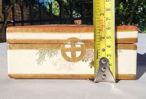 ANTIQUE SATSUMA JAPANESE MEIJI ERA (1868-1912) MILLEFLEUR BOX WITH SHIMAZU CIRCLE WITH CROSS MARK