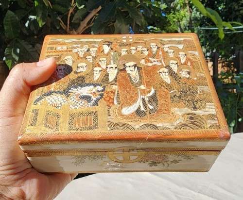ANTIQUE SATSUMA JAPANESE MEIJI ERA (1868-1912) MILLEFLEUR BOX WITH SHIMAZU CIRCLE WITH CROSS MARK
