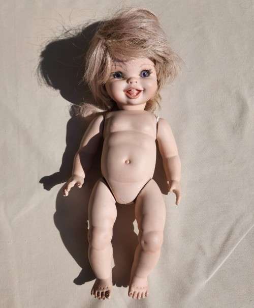 VINTAGE 1995 DAPHNE BRUCE (SA DESIGNER) PORCELAIN DOLL