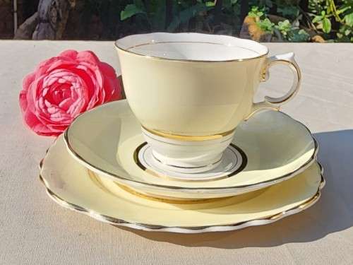 COLCOUGH CHINA TRIO IN HARLEQUIN BALLET LEMON YELLOW PATTERN (3RD OF 6) - WW2 ERA 1939 MARK