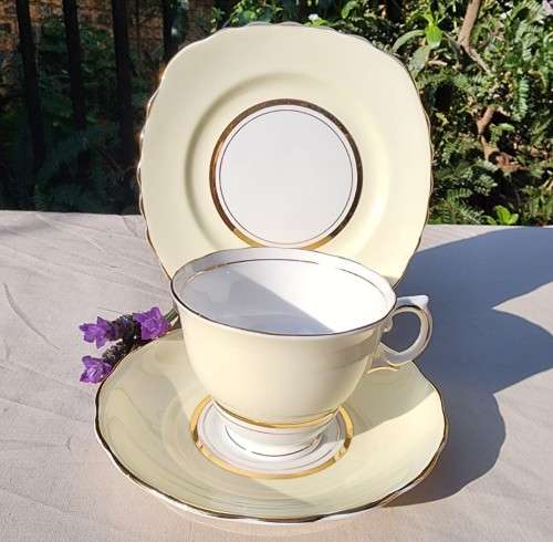 COLCOUGH ENGLAND TRIO IN HARLEQUIN BALLET LEMON YELLOW PATTERN (4TH OF 6) - WW2 ERA 1939 MARK