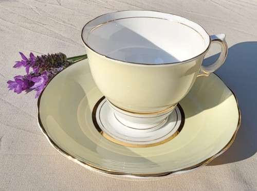 COLCOUGH ENGLAND TRIO IN HARLEQUIN BALLET LEMON YELLOW PATTERN (4TH OF 6) - WW2 ERA 1939 MARK